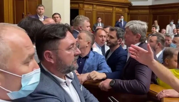 У Раді побилися «слуги народу» та депутати ОПЗЖ