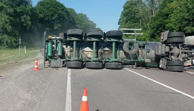 На трасі Київ-Чоп внаслідок потрійної ДТП перекинулася автоцистерна