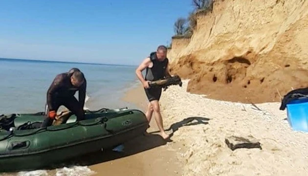У Чорному морі поблизу курортного селища знайшли затонуле судно зі снарядами