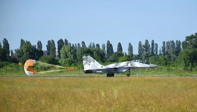 Українські військові льотчики випробували нові гальмівні парашути