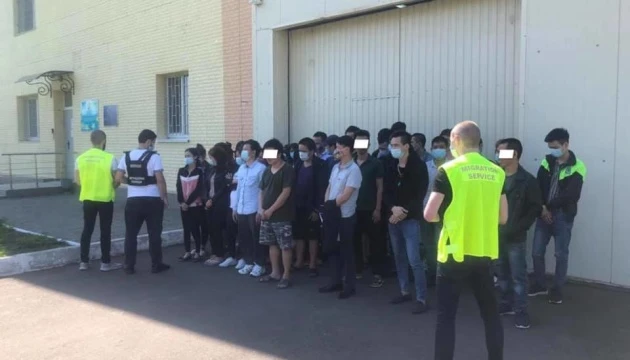 На Одещині впіймали пів сотні нелегалів із В'єтнаму