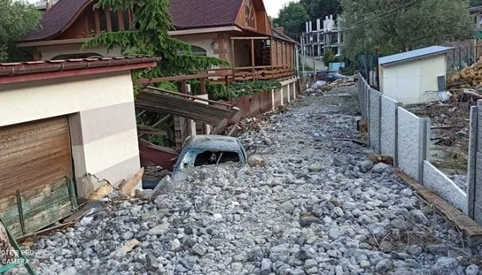 Ялтинське селище «затонуло» під купами сміття і каміння