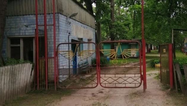 На Київщині двоє дітей впали у вигрібну яму, дівчинка загинула