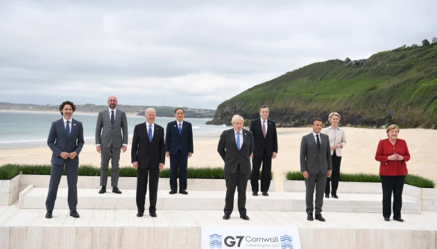 Байден - репортерам на фотосесії перед самітом G7: Усі в воду!
