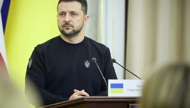 Зеленський вручив сертифікати на квартири Героям України та сім’ям загиблих