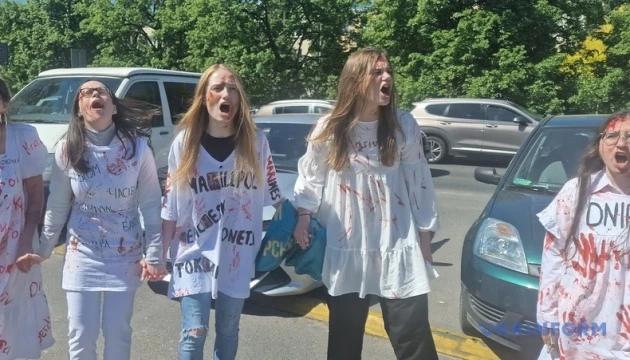 9 травня у Варшаві: українки зустріли посла РФ вигуками «терористи»