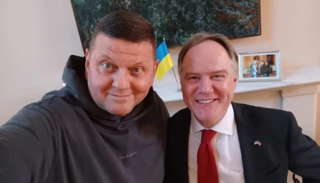 Посол Британії привітав Залужного з новим призначенням: «З нетерпінням чекаю спільної роботи»