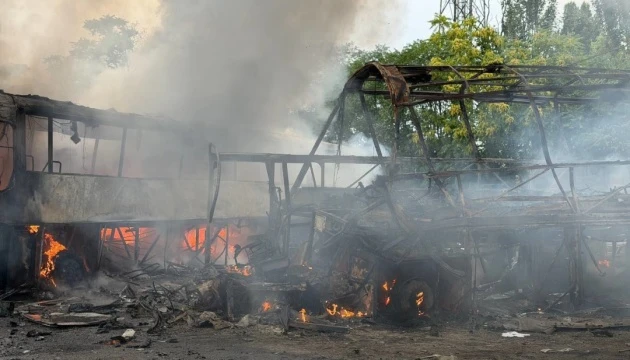 Росіяни вдарили по автопарку та санаторію в Одесі, четверо постраждалих