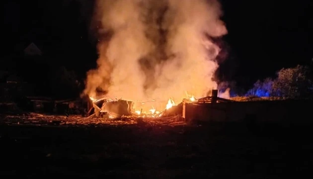 На Одещині через обстріл РФ пошкоджені будинки та підприємство, постраждала жінка і дитина