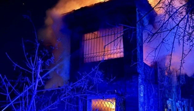 У Дніпрі через атаку росіян частково зруйнований двоповерховий будинок