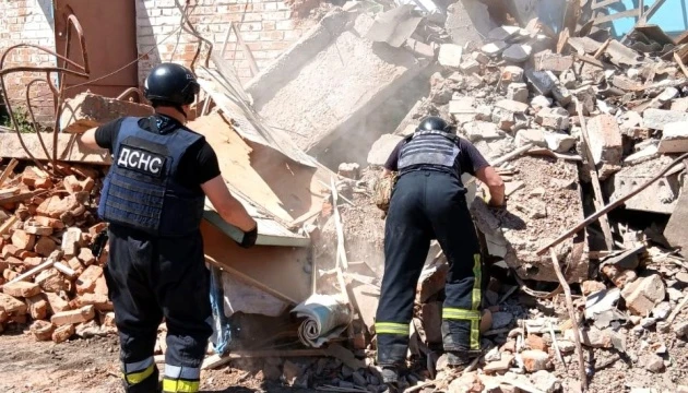Після атаки РФ під завалами ліцею на Чернігівщині знайшли тіло жінки