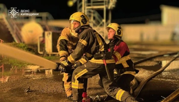 Ворог вночі атакував промисловий об’єкт на Київщині, є постраждалий