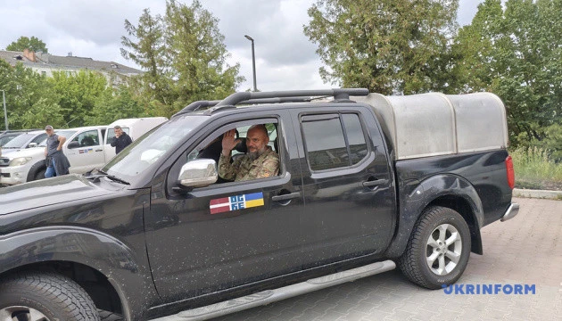 Громада латвійського міста Огре передала 26 автомобілів для українських військових