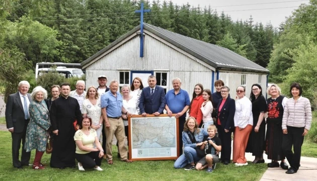 Консул в Единбурзі відвідав історичну Українську каплицю та отримав копію раритетної карти