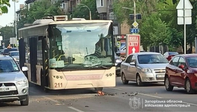 У Запоріжжі ворожий дрон влучив у тролейбус