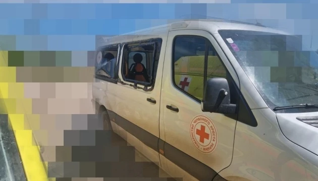 Росіяни вдарили з дрона по автівках Червоного Хреста України, є поранений