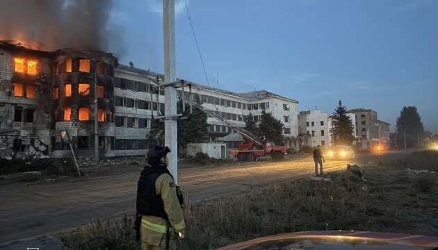 У Костянтинівці майже дві доби гасили пожежу в адмінбудівлі, спричинену російським обстрілом