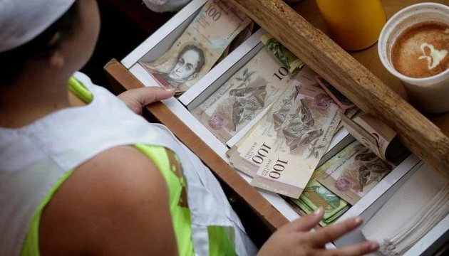 Мінус шість нулів: Венесуела запроваджує цифрову валюту