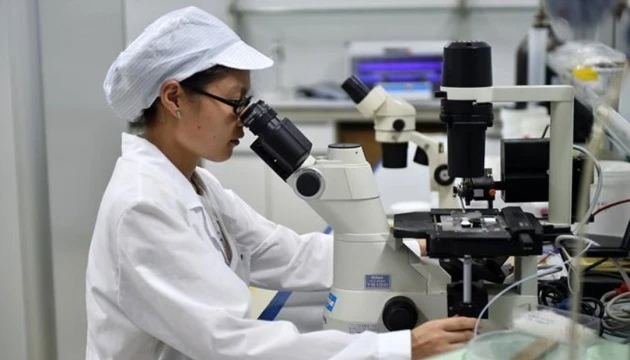 У Гонконзі розробили спрей для носа з вакциною від COVID-19 та грипу