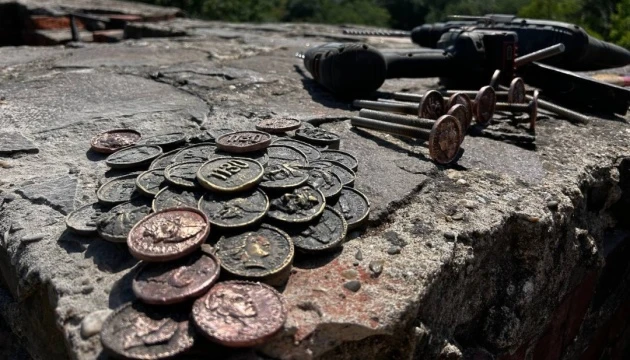 В Ужгородському замку відновили пошкоджену туристами мініскульптуру