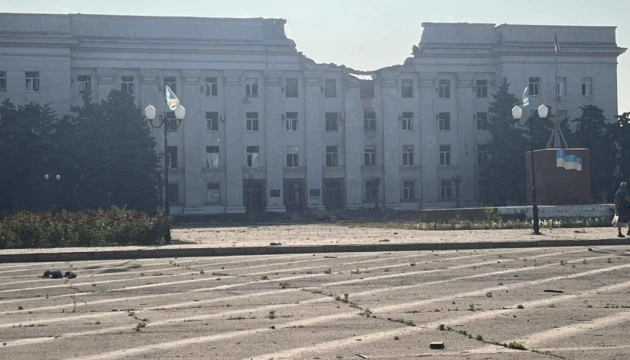 Влада Херсона заявила, що обстріляна будівля ОДА та облради давно не використовується