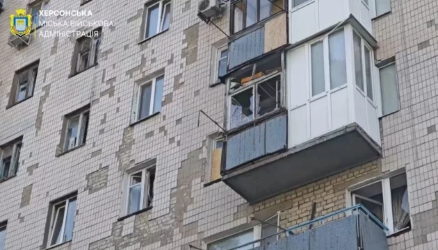 У Херсоні показали наслідки обстрілу росіянами житлових кварталів Корабельного району
