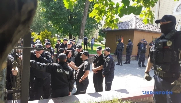 У Чернівцях прихильники УПЦ МП намагалися прорватися до Собору, поліція застосувала сльозогінний газ