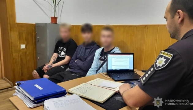 Поліцейські встановили осіб, які у Запоріжжі пошкодили державний прапор
