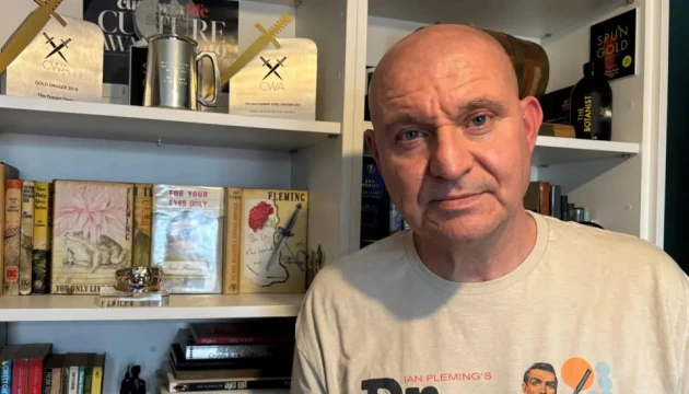 Автор кримінальних романів Майк Крейвен напише книгу про Джеймса Бонда для дітей