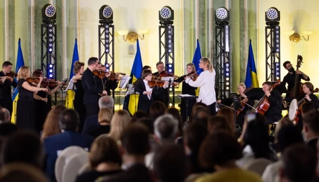 «Київська камерата» зіграла у МЗС «Концерт надії» під диригуванням Кері-Лінн Вілсон