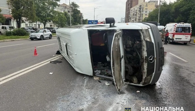 У Києві сталася ДТП із чотирма авто - перекинувся пасажирський мікроавтобус, є постраждалі