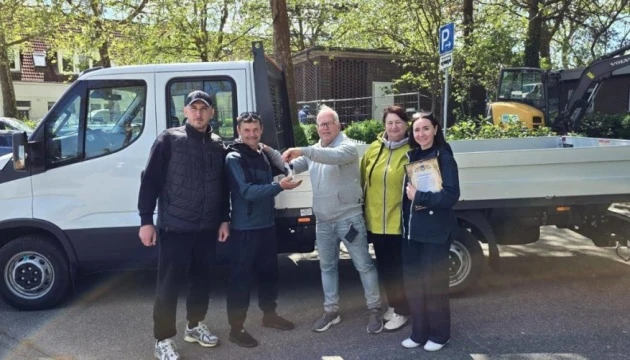 Партнери з ФРН передали громаді Херсонщини спецтехніку на €53 тисячі