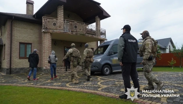 Переправили за кордон 126 ухилянтів: поліція викрила масштабну оборудку із системою «Шлях»