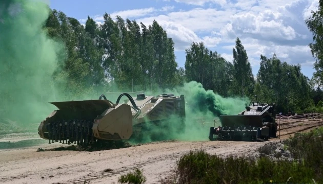 «Легенда» і «Змій»: в Україні випробували техніку для розмінування