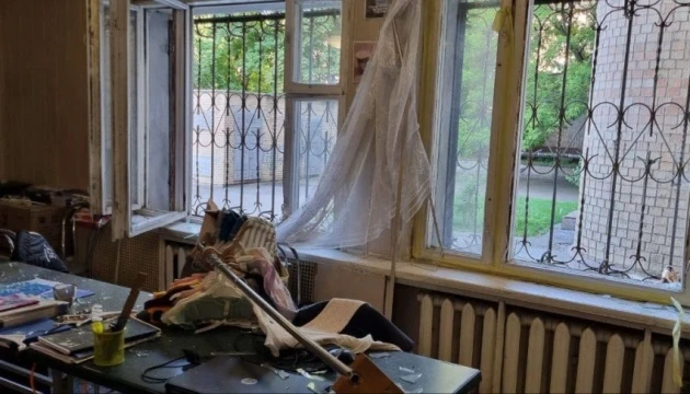 У Києві через обстріли пошкоджений хаб для переселенців, він тимчасово призупиняє роботу