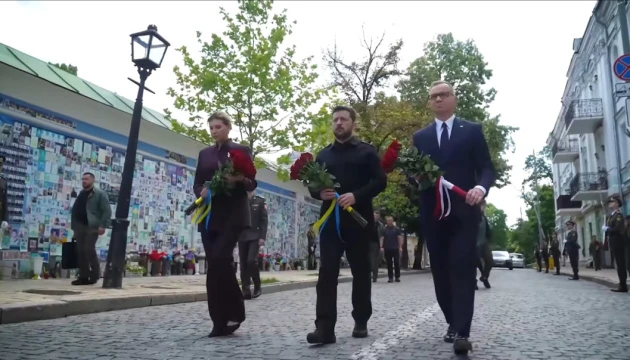 Подружжя Зеленських та Дуда вшанували пам'ять українських захисників