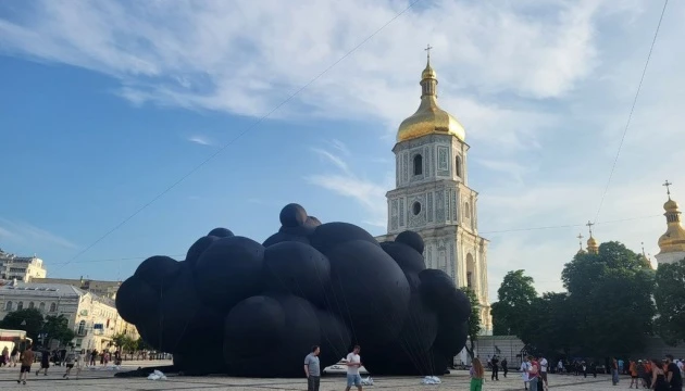 Біля Софії Київської встановили інсталяцію, яку Україна представить на Burning Man у США