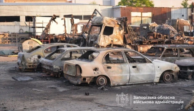Ворог направив на Запоріжжя 13 безпілотників, у місті згоріли автівки та складські приміщення
