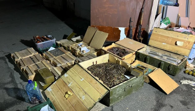 У Києві знайшли в гаражі арсенал майже на ₴7 мільйонів, зброю передали військовим