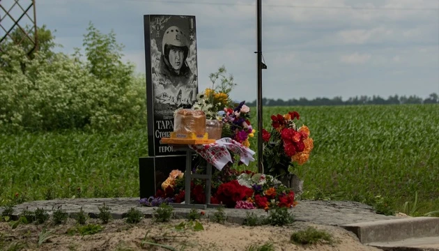 На Житомирщині відкрили пам’ятний знак на честь легендарного пілота Степана Тарабалки