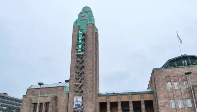 У Гельсінкі активісти Greenpeace розгорнули дев’ятиметровий банер на вежі вокзалу