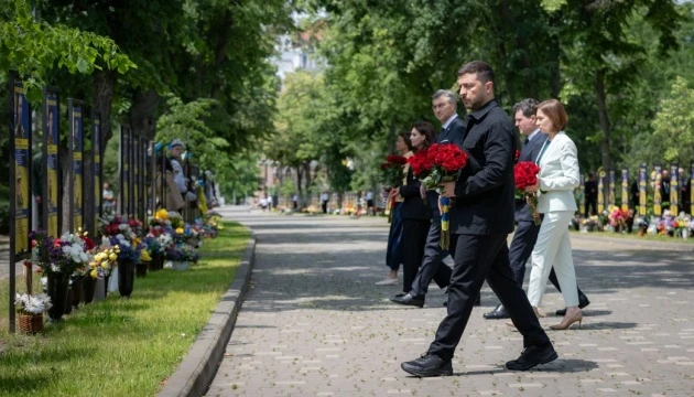 Зеленський разом з європейськими лідерами вшанували загиблих захисників в Одесі