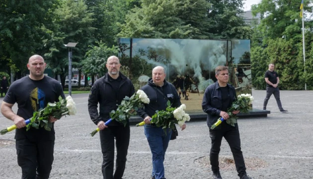 Шмигаль у Дніпрі вшанував пам'ять загиблих героїв, які боролися за свободу України