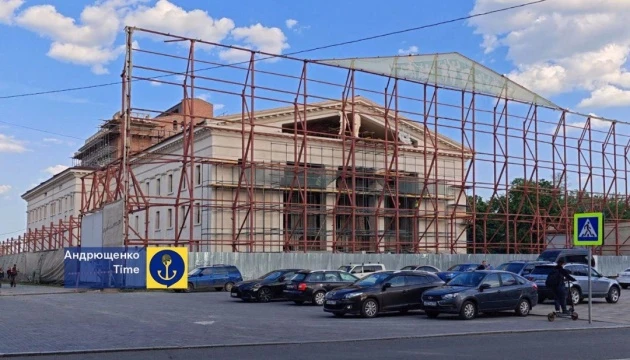 У Маріуполі загарбники монтують підроблені скульптури на драмтеатрі - Центр вивчення окупації