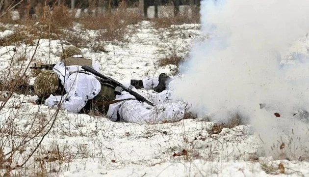 Окупанти обстріляли позиції ЗСУ біля Мар'їнки, поранений військовий