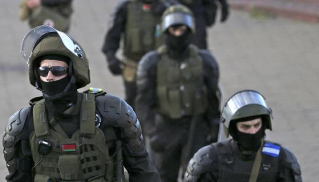 У Мінську силовики перекрили підходи до президентського палацу