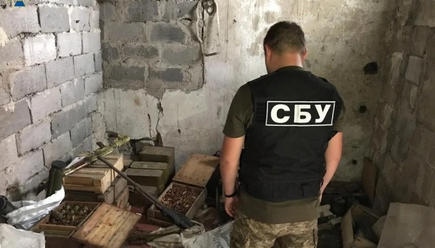На Донеччині СБУ на покинутій фермі виявила боєприпаси та зброю