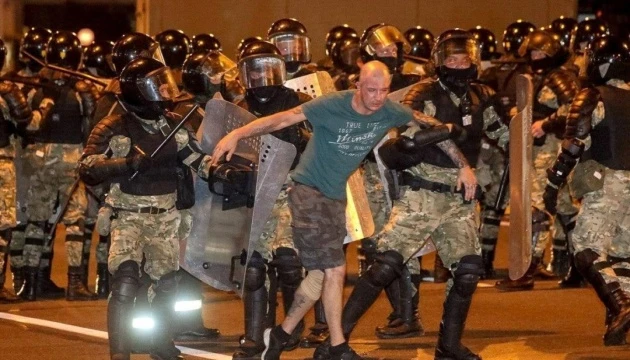 У центрі Мінська знову затримували протестуючих, в автозаки брали тільки чоловіків