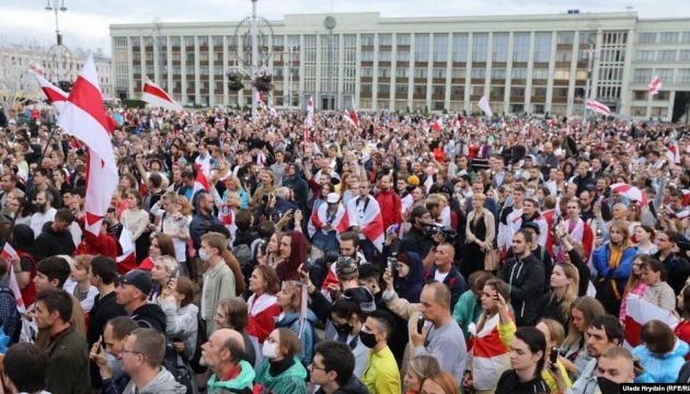 У Мінську тисячі людей знову вийшли на площу Незалежності