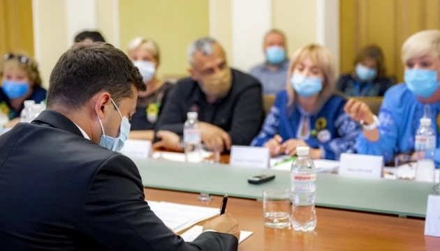 Зеленський зустрівся з рідними зниклих безвісти та загиблих захисників України